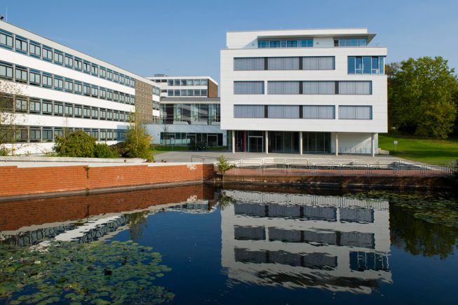 Das neue Verwaltungsgebäude wurde auf Grundlage eines städtebaulichen Wettbewerbs in den bestehenden Campus integriert (Bilder: Hochschule Osnabrück).